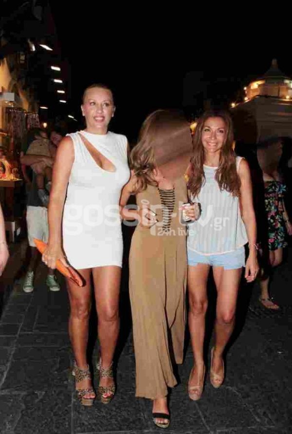 Γωγώ Μαστροκώστα: Sexy in white