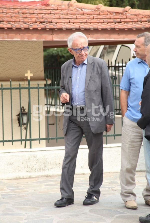 Κατέρρευσε η Λίζα Δουκακάρου στην κηδεία του συζύγου της