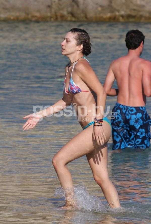 Σύλβια Δεληκούρα: Με μαύρους κύκλους κάτω από τα μάτια στην Μύκονο