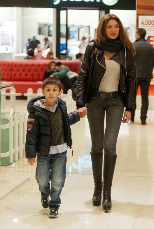 Αγγελική Ηλιάδη: Χριστουγεννιάτικες αγορές με τον γιο της