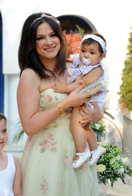 Καρέ-καρέ  η βάπτιση των διδύμων της Ελένης Τσαγκά