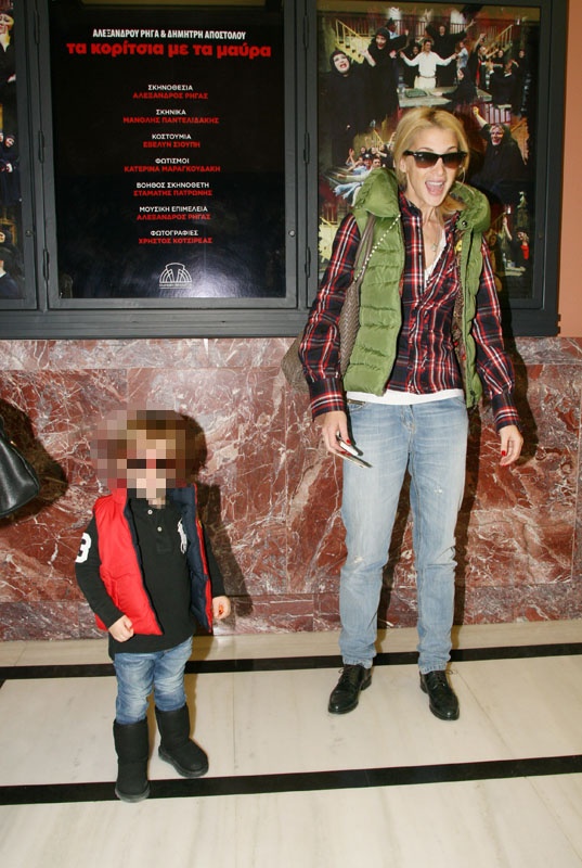 Νίκη Κάρτσωνα: Στο θέατρο με το γιο της