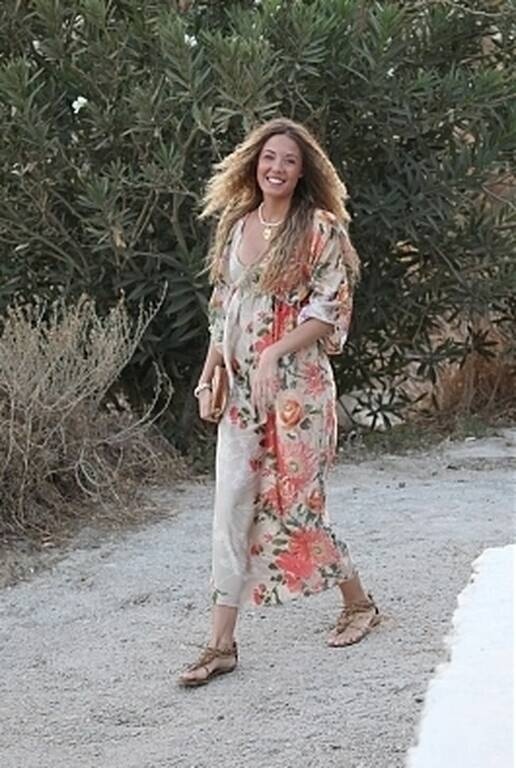 Αντωνία Καλλιμούκου Ποιος είπε ότι θα πρέπει πάντα να πηγαίνεις σε γάμο υπερβολικά στιλιζαρισμένη;

Η Αντωνία λάμπει μέσα στο boho maxi φόρεμά της, το οποίο μας αρέσει πολύ. Σωστή και η επιλογή των σανδαλιών!