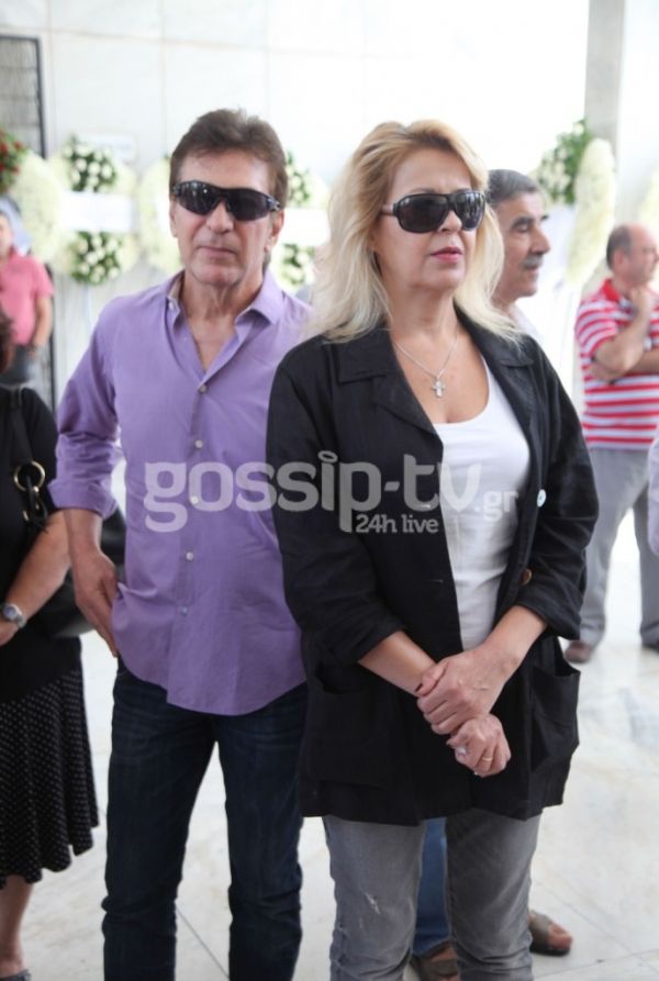 Τα συγκινητικά λόγια του γιου της Πόλυ Πάνου. Συντετριμμένος στην κηδεία της ο Βαγγέλης