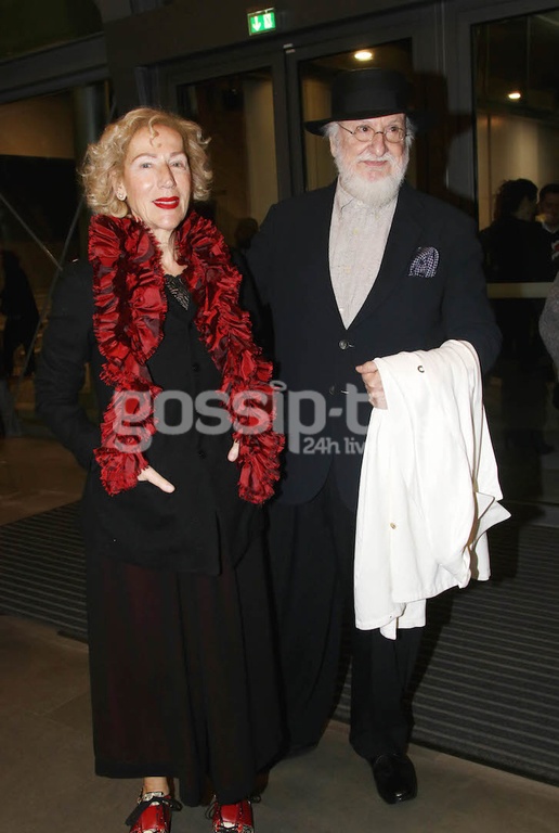 Είναι η σύζυγος του...  