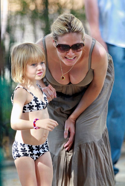 Στην παιδική χαρά με τα παιδιά της