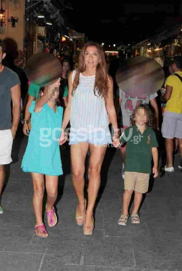 Δέσποινα Βανδή: Παγωτό με την κόρη της στην Ρόδο