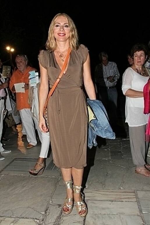 Σμαράγδα Καρύδη Πάντα όμορφη και λαμπερή η Σμαράγδα!

Ένα απλό φόρεμα σε ίσια γραμμή για να νιώθει άνετη! Τα metallics είναι τάση και η γλυκιά ηθοποιός φαίνεται να το γνωρίζει καλά