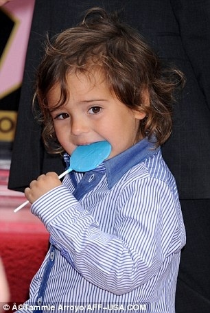 Ποιου διάσημου ζευγαριού γιος είναι ο κούκλος μπόμπιρας της φωτογραφίας;