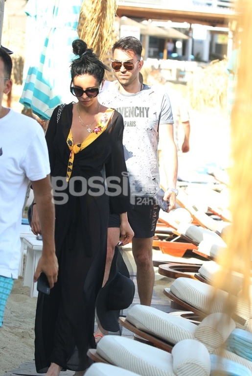 Ασυγκράτητο το ζευγάρι σε παραλία της Μυκόνου