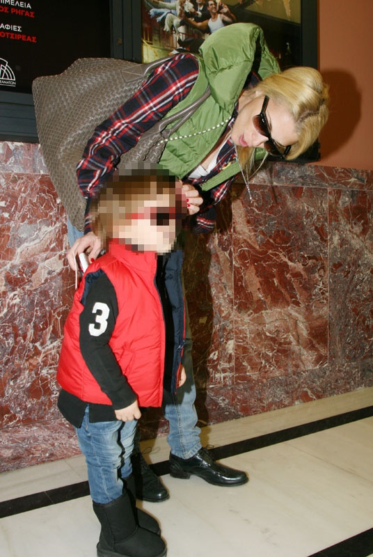 Νίκη Κάρτσωνα: Στο θέατρο με το γιο της