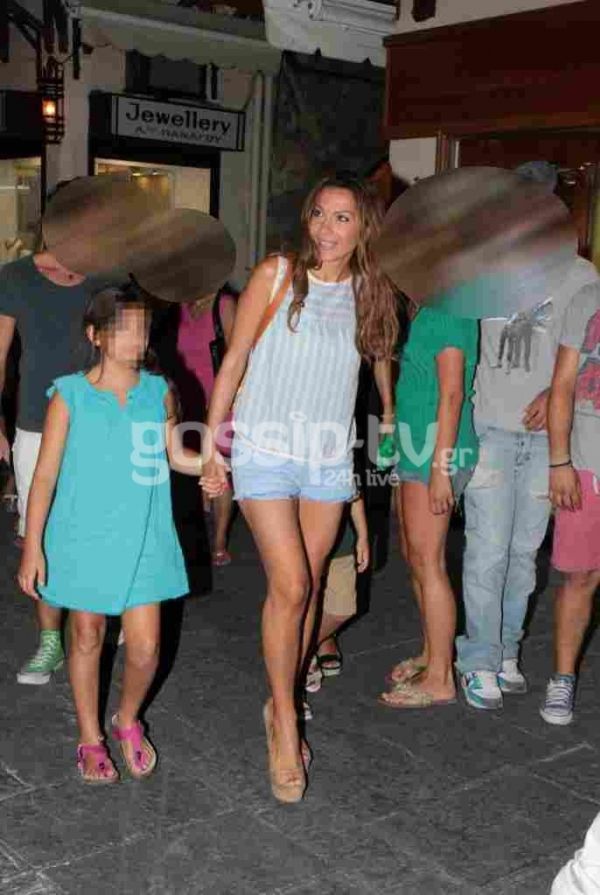 Δέσποινα Βανδή: Παγωτό με την κόρη της στην Ρόδο
