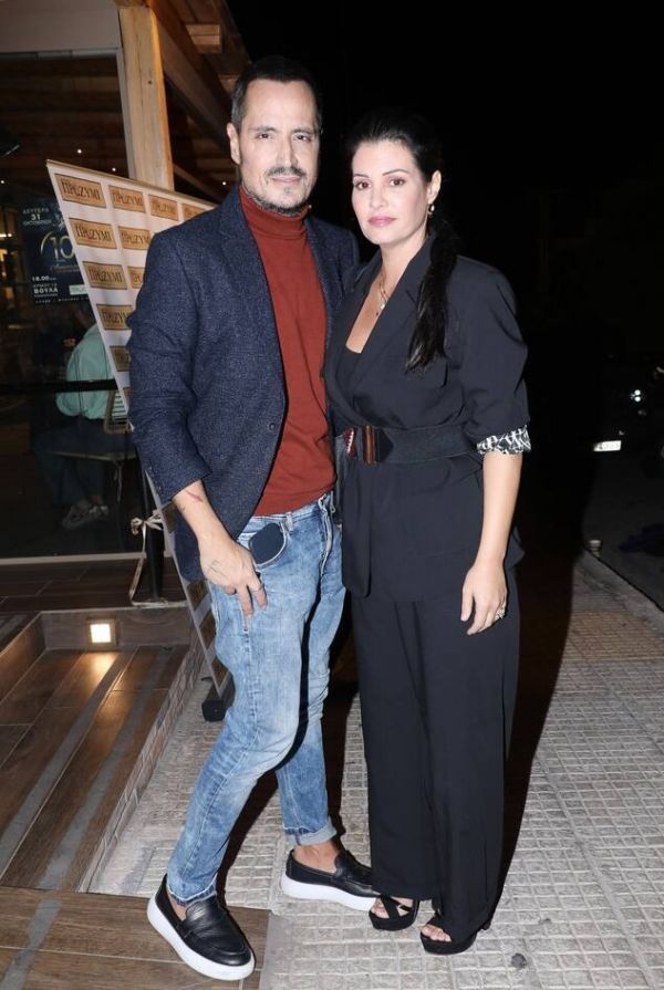 ΜΑΡΙΑ ΚΟΡΙΝΘΙΟΥ Total black για τη Μαρία Κορινθίου, που έχει ταυτιστεί με το μαύρο χρώμα γενικά. Πολύ ωραίο το κοστούμι και τα πέδιλα της, αλλά και η μεγάλη ζώνη έδωσε κάτι διαφορετικό στο look.