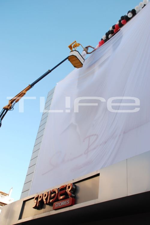 Δείτε τον Σάκη Ρουβά στην παρουσίαση της συλλογής ρούχων του!