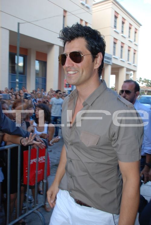 Δείτε τον Σάκη Ρουβά στην παρουσίαση της συλλογής ρούχων του!