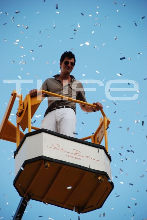 Δείτε τον Σάκη Ρουβά στην παρουσίαση της συλλογής ρούχων του!