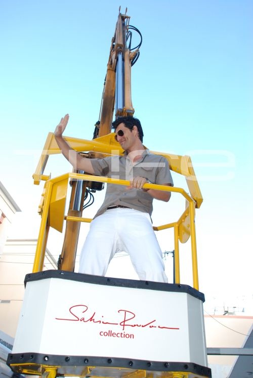 Δείτε τον Σάκη Ρουβά στην παρουσίαση της συλλογής ρούχων του!