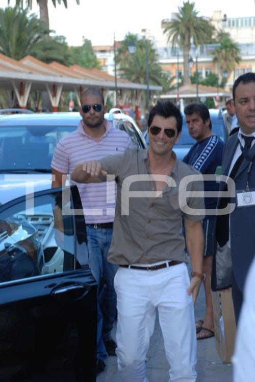 Δείτε τον Σάκη Ρουβά στην παρουσίαση της συλλογής ρούχων του!