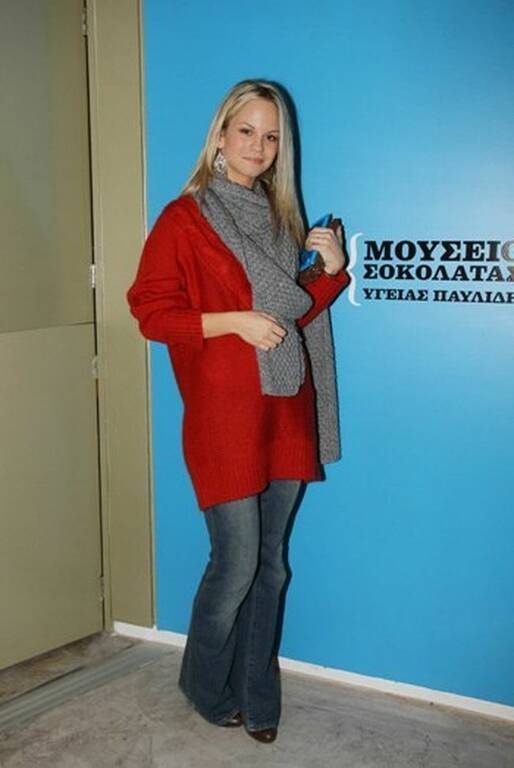 Πατρίτσια Μίλικ Περιστέρη Αυτή ήταν μάλλον η εβδομάδα των 70s εμφανίσεων, αφού και η Πατρίτσια Μίλικ Περιστέρη εμφανίστηκε στο Μουσείο Σοκολάτας Υγείας Παυλίδη με jean παντελόνι καμπάνα, μακρύ κόκκινο πουλόβερ και μακρύ, γκρι κασκόλ.

Τα χρώματα της κάνουν λίγο παλιομοδίτικα, αλλά αυτό δεν είναι απαραίτητα λάθος αφού όπως είπαμε το στυλ που πλασάρει είναι κάπως retro ούτως ή άλλως.