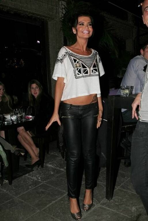 Νίνα Λοτσάρη To Fashion Police παραβλέπει το τρομερά χαμηλοκάβαλο παντελόνι και το λίγο περίεργα τοποθετημένο τατουάζ γιατί βρίσκει το T-shirt της Νίνας Λότσαρη καταπληκτικό, γιατί του αρέσουν εξίσου οι γόβες της και γιατί το γεγονός ότι τα έχει συνδυάσει με δερμάτινο, μαύρο παντελόνι δείχνει ότι από μόδα ξέρει τι της γίνεται.

Έχει τέλος σώμα που το Fashion Police ζηλεύει οπότε οποιουδήποτε είδους κακία θα ήταν ντροπή.