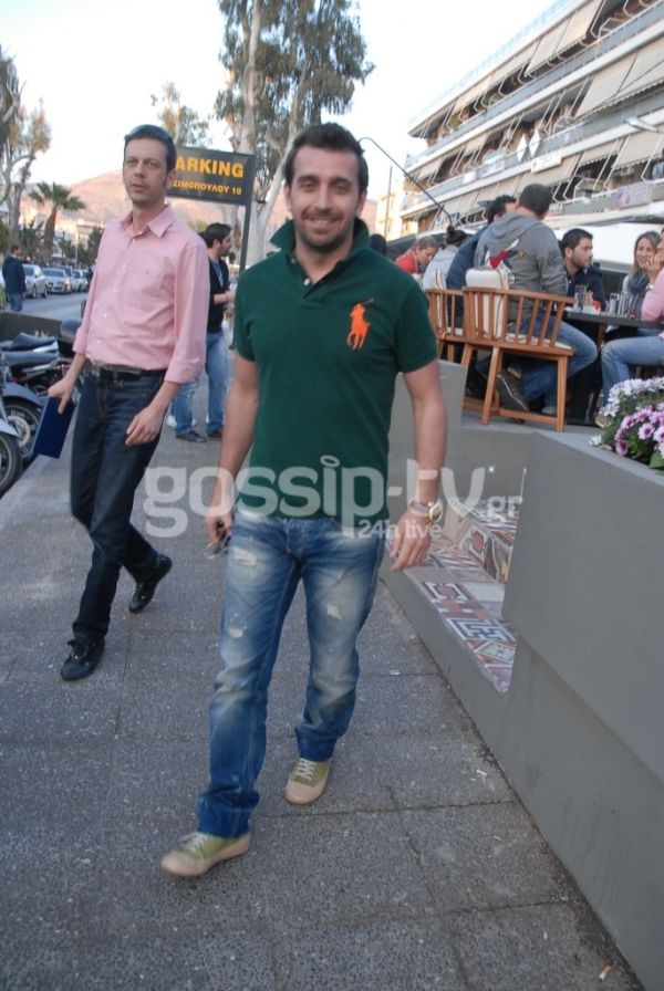 Το τηλέφωνο χτυπάει και ο Θάνος απαντάει!