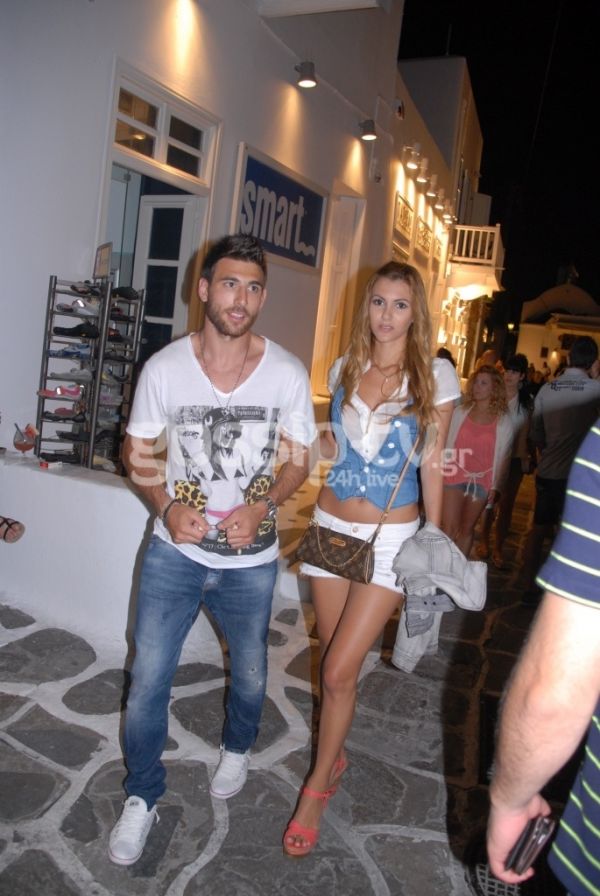 Νίκος Καράμπελας: Στην παραλία με την σύντροφό του