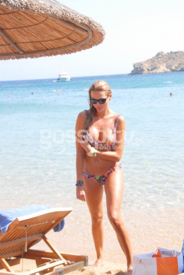 Sexy κι όποιος αντέξει η Νάταλι Θάνου στο Super Paradise