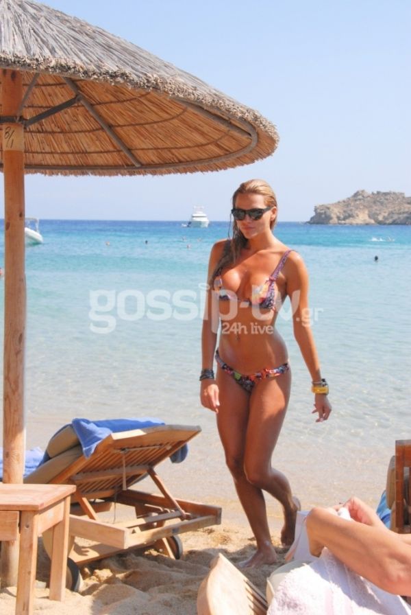 Sexy κι όποιος αντέξει η Νάταλι Θάνου στο Super Paradise