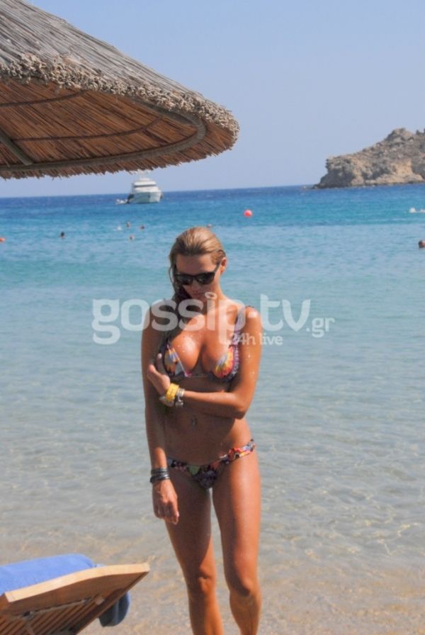 Sexy κι όποιος αντέξει η Νάταλι Θάνου στο Super Paradise
