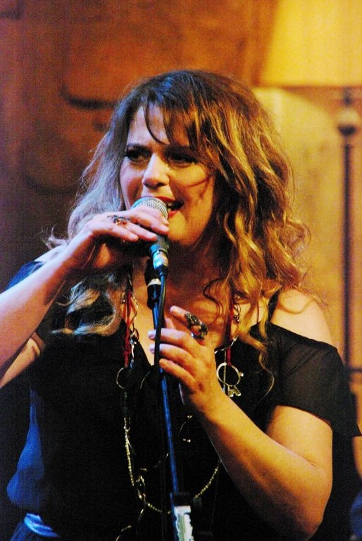 «Στην υγειά μας ρε παιδιά»: Η Τσαλιγοπούλου μας παρασύρει σε μια βραδιά γεμάτη μουσικές εκπλήξεις