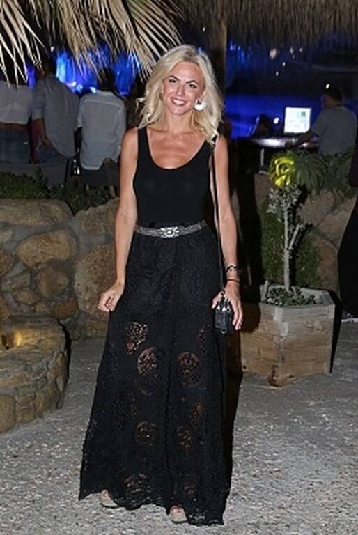 Χριστίνα Κοντοβά Ο σωστός τρόπος για να φορέσει μια γυναίκα το total black σε βραδινή καλοκαιρινή έξοδο είναι ακριβώς αυτός.