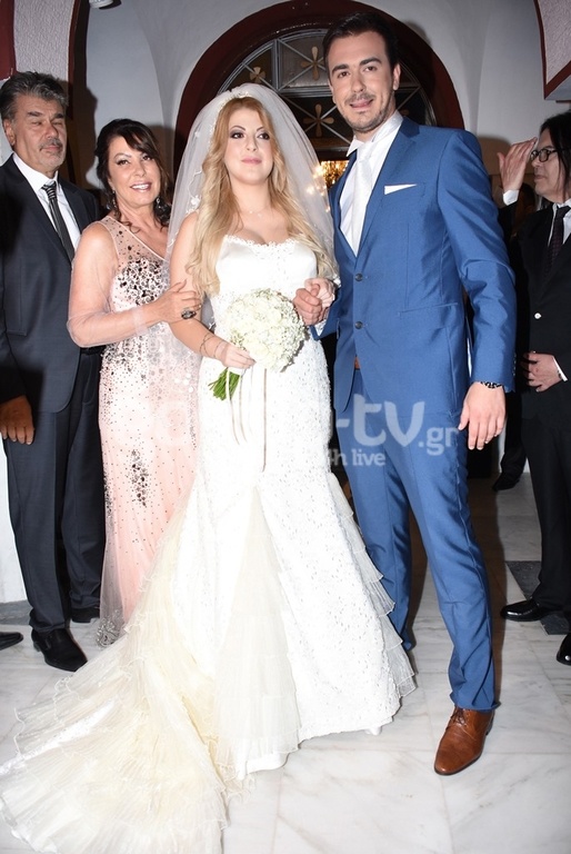 Άντζελα Δημητρίου: Το φωτογραφικό άλμπουμ του γάμου της κόρης της και το τσιφτετέλι της νύφης