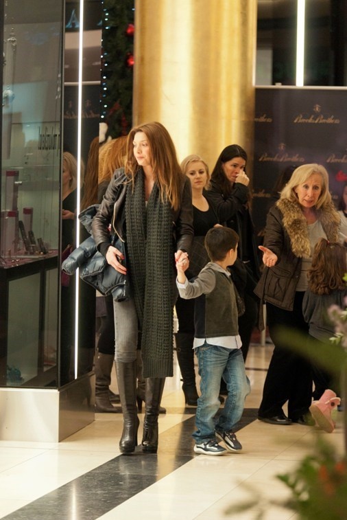 Αγγελική Ηλιάδη: Χριστουγεννιάτικες αγορές με τον γιο της