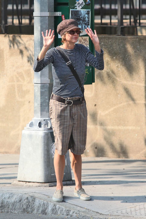 Ποια star κυκλοφορεί με τα παπούτσια του...παππού της;