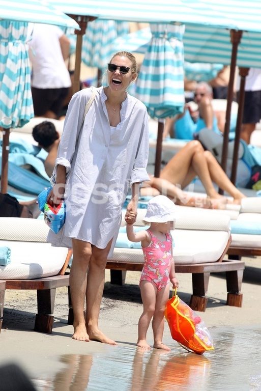 Καγιά –  Κρασσάς: Στην παραλία με την κόρη τους και η συνάντηση με τον Θεοδωρίδη