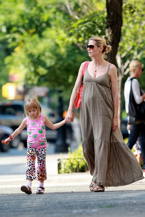 Στην παιδική χαρά με τα παιδιά της