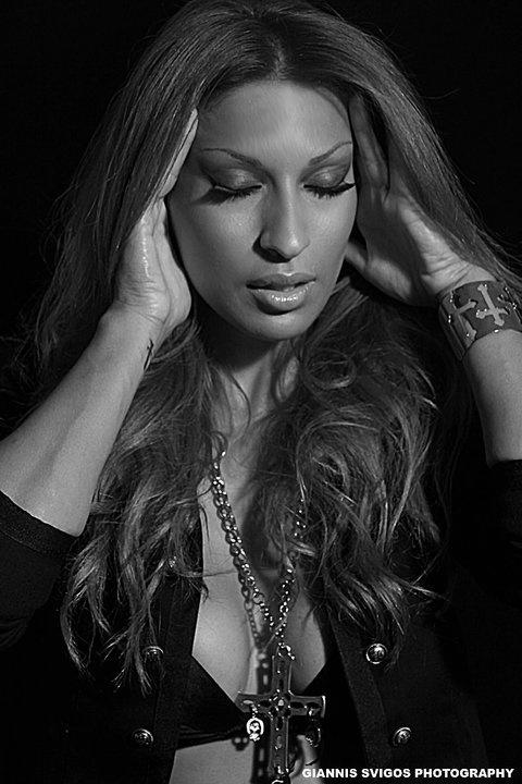 Ελένη Χατζίδου: Το κορίτσι δίπλα στον Πετρέλη αποκαλύπτεται…