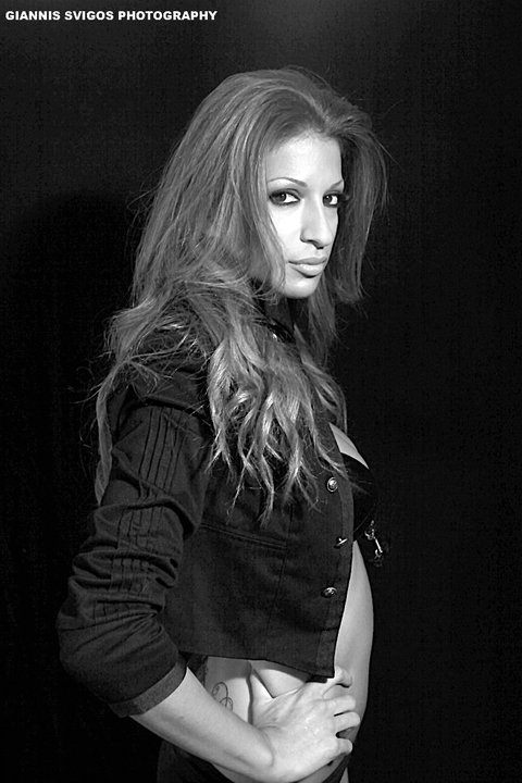 Ελένη Χατζίδου: Το κορίτσι δίπλα στον Πετρέλη αποκαλύπτεται…