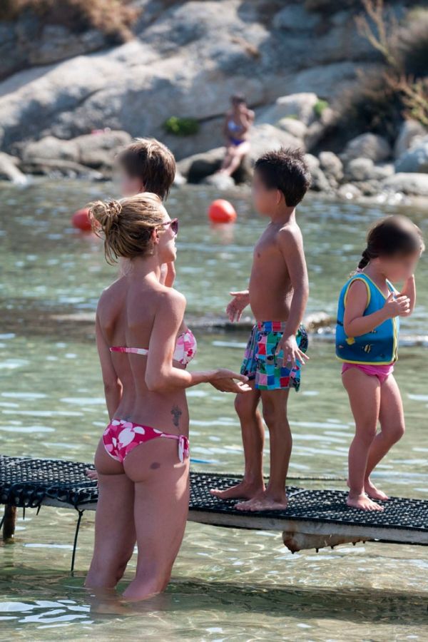 Ντορέττα Παπαδημητρίου: Σέξι μαμά στην παραλία