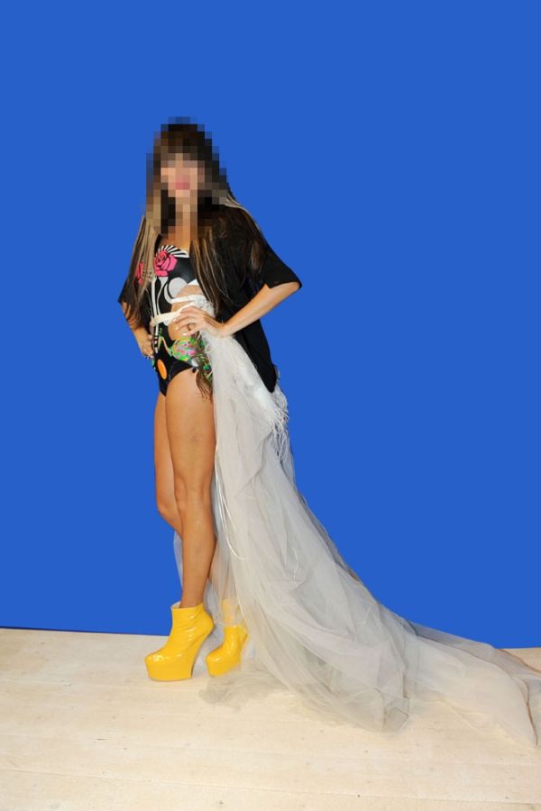 Το κίτρινο παπούτσι, η ουρά του νυφικού και το νέο της μαλλί! (Ποια είναι;)