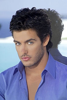 Τραγουδιστής δηλώνει: «Το πρώτο πράγμα που κοιτάζω είναι βέβαια το στήθος»