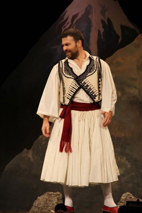 Ποιος επώνυμος της σόουμπιζ «ανέβασε» στο διαδίκτυο φωτογραφία του ντυμένος τσολιάς;