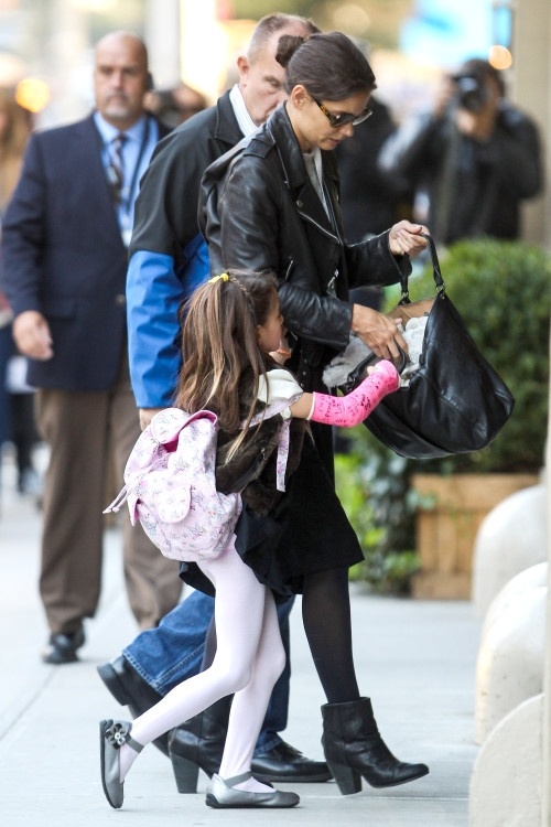 Η Suri Cruise έκανε τον γύψο της φούξια!