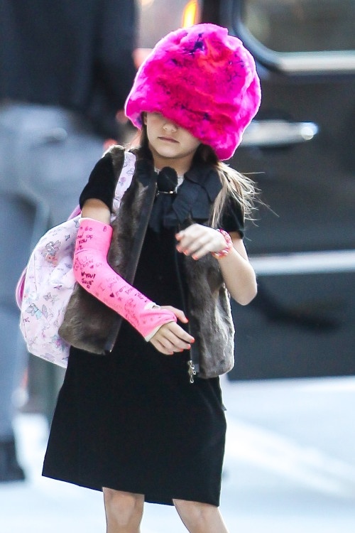 Η Suri Cruise έκανε τον γύψο της φούξια!
