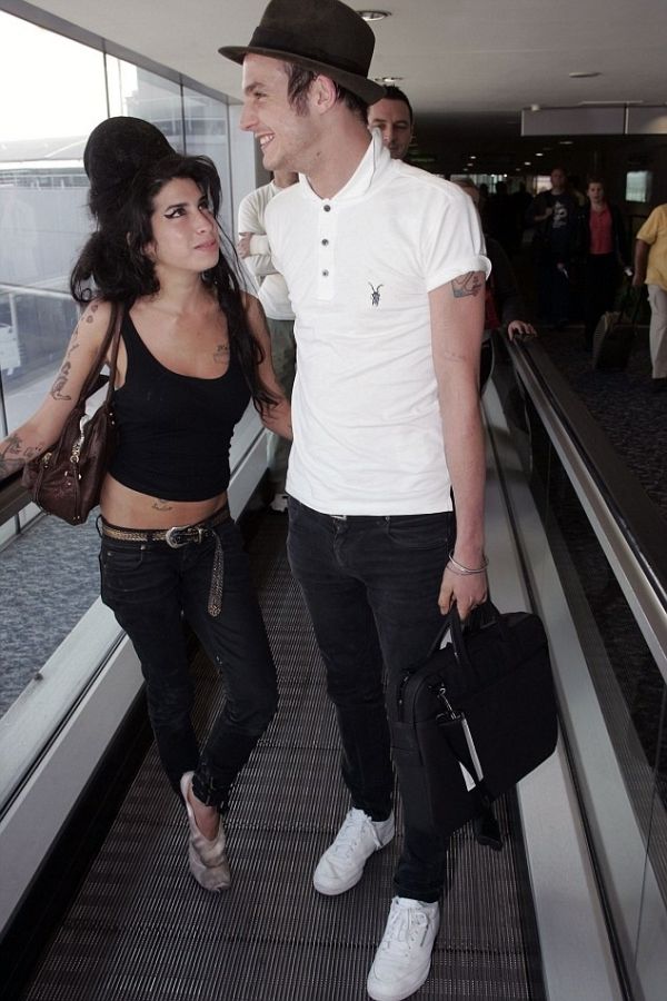 Το συγκλονιστικό βιβλίο της μητέρας της Amy Winehouse και οι αποκαλύψεις!