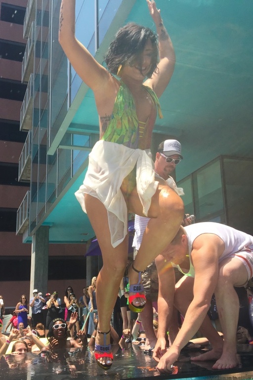 Αυτή κι αν είναι τούμπα! Έπεσε, σηκώθηκε, ξαναέπεσε και στο τέλος… έπεσε στην πισίνα!