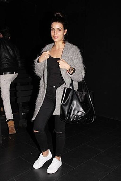 Τόνια Σωτηροπούλου Casual outfit επέλεξε η Τόνια Σωτηροπούλου και της ταίριαξε άψογα. Λατρέψαμε τη μαύρη δερμάτινη τσάντα της.