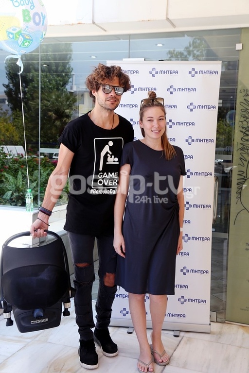 Εξιτήριο από το μαιευτήριο με τον γιο τους