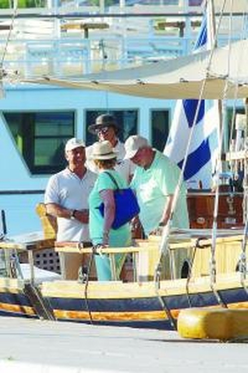 Ο τέως Βασιλιάς Κωνσταντίνος με μαγιό στο Πόρτο Χέλι