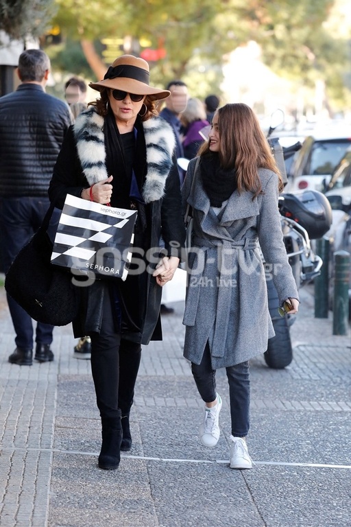 Άντζελα Γκερέκου: Φινετσάτη βγήκε για ψώνια με την κόρη της 